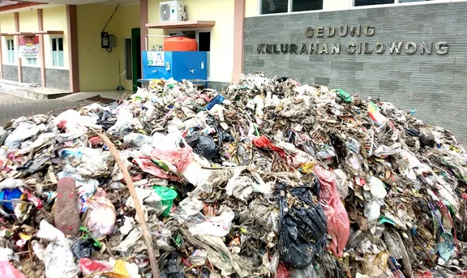 Tumpukan sampah dari Tangsel ditumpuk di kantor Kelurahan Cilowong. (Foto/luthfi) 