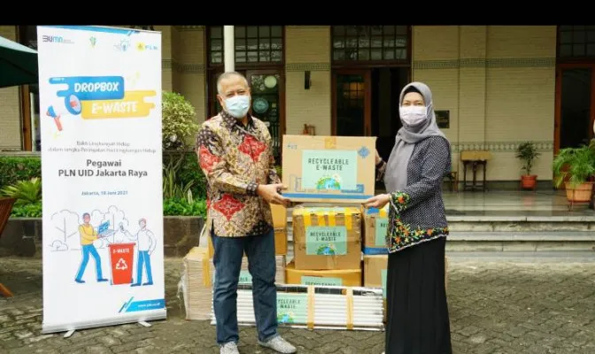 General Manager PLN Unit Induk Distribusi Jakarta Raya, Doddy B. Pangaribuan secara simbolis menyerahkan sampah elektronik kepada Kepala Seksi Pengelolaan Limbah B3  Dinas Lingkungan Hidup DKI, Rosa Ambarwati.(ist)