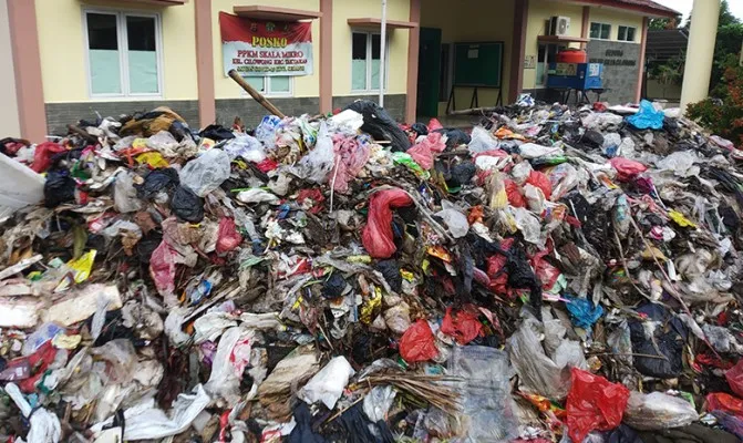 Pembuangan sampah di kantor Kelurahan Cilowong di laporkan ke Polisi. (Foto/luthfi) 