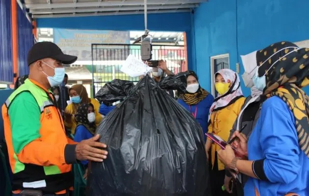 Sosialisasi Daur Ulang Sampah Warga Pesisir Jakarta Utara.(rizki)