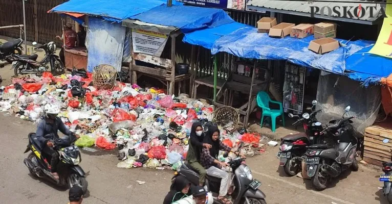 Sampah menumpuk di badan Jalan Raya Pasar Labuan, Pandeglang. (Samsul Fatoni).