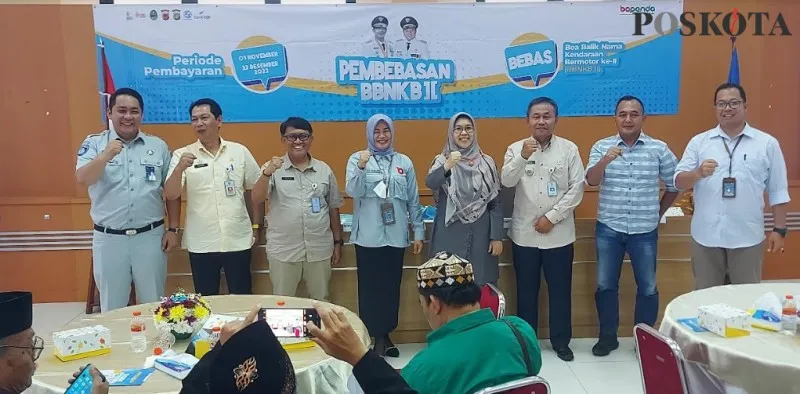 Kasi Dapen Samsat Cinere Rina Parlina bersama unsur stakeholder Kota Depok, sosialisasi program pembebasan BBNKB II di Aula Kecamatan Cinere. (Angga)