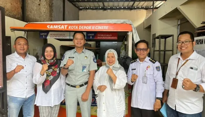 Kepala Pusat Pengelolaan Pendapatan Daerah (P3D) Prop Jabar, Enih Srimurni.,SH., M.Si.,  didampingi Kasi Dapen dengan anggota Samsat Cinere.(Ist)