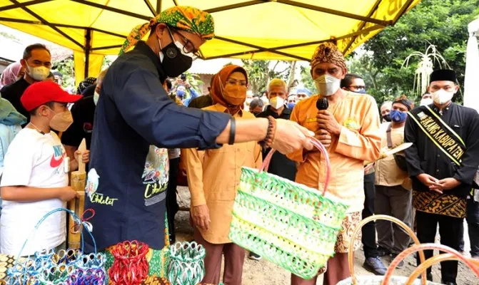 Manparkraf Sandiaga Salahuddin Uno didampingi Bupati Serang Ratu Tatu Chasanah saat mengunjungi Desa Wisata Cikolelet, Kecamatan Cinangka, Kabupaten Serang, Sabtu (2/10/2021). (Foto/pemkabserang)