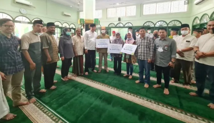 PLT Walikota Bekasi, Tri Adhianto saat menyerahkan santunan kematian kepada 3 Ahli Waris Kader Posyandu di Wilayah Bekasi Utara .(Ist)