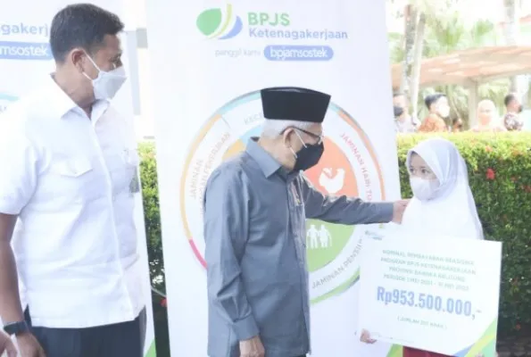 Wakil Presiden Ma'ruf Amin menyerahkan manfaat Program BPJS Ketenagakerjaan (BPJAMSOSTEK) senilai Rp2,8 miliar kepada 10 ahli waris keluarga peserta di Pangkalpinang .(Ist)