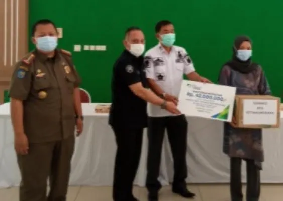 Kepala Kantor BPJS Ketenagakerjaan Cabang Bekasi Cikarang, Andry Rubiantara dan Kepala Satuan Polisi Pamong Praja  Dodo Hendra serahkan santunan jaminan kematian.(Ist)