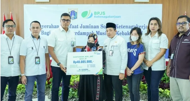 Direktur Utama BPJS Ketenagakerjaan Anggoro Eko Cahyo bersama Sekretaris Kota Administrasi Jakarta Utara Bapak Abdul Khalit, menyerahkan santunan pada Ria, istri alm. Suheri disaksikan Deputi Direktur BPJS Ketenagakerjaan Wilayah DKI Jakarta Denny Yusyulian.(Ist)