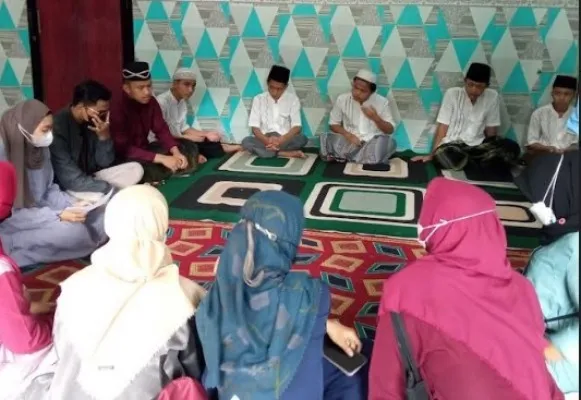 Salah satu komunitas di Bekasi (PSM Soeara Serajoe) saat menyantuni anak yatim pada bulan puasa ramadan lalu.(Ist/PSM Soeara Serajoe)