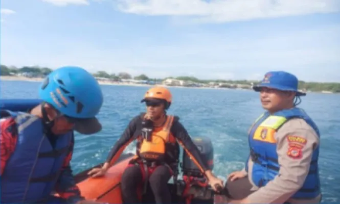 Operasi pencairan dua remaja asal Cimenyan, Kabupaten Bandung, yang hilang terseret ombak di perairan Pantai Karang Papak, Kabupaten Garut, Jawa Barat, Kamis 11 Juli 2024, kembali berlanjut. (Dok Polres Garut)