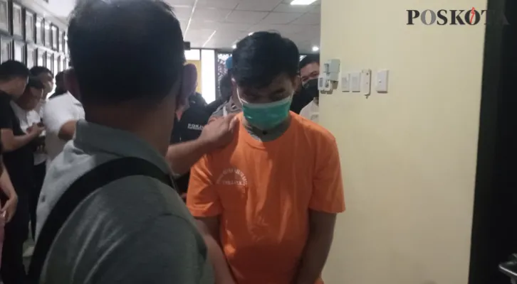 Pakai baju orange khas tahanan, MR (23) Sarjana akuntansi digelandang ke Polres Metro Bekasi Kota atas kasus penyalahgunaan narkoba. (Foto: Ihsan Fahmi)