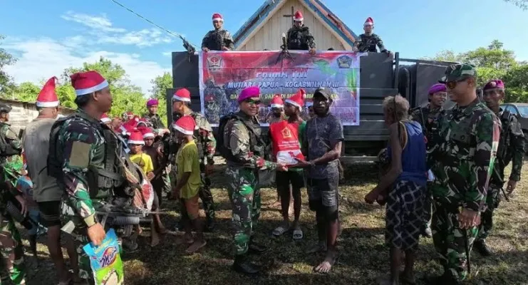 “Gobang“ Pamtas Mobile RI–PNG Yonif 7 Marinir bersinergi dengan Kodim 1715/YHK salurkan Bansos kepada masyarakat Yakuhimo, Papua.(Ist)