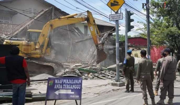 Penertiban bangunan liar di Bitung. (Veronica)