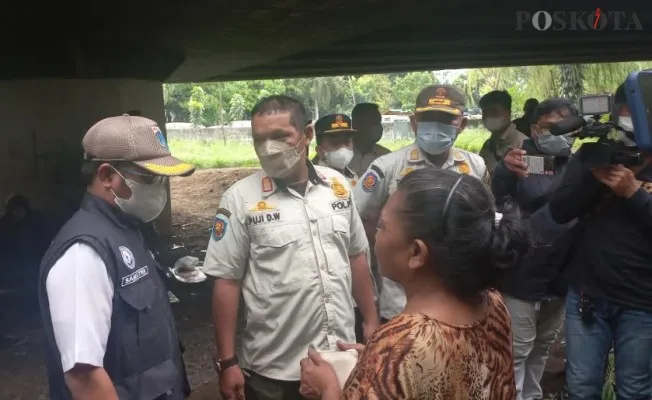 Petugas Satpol PP saat melakukan penjangkauan PMKS di wilayah Jakarta Barat. (Pandi)