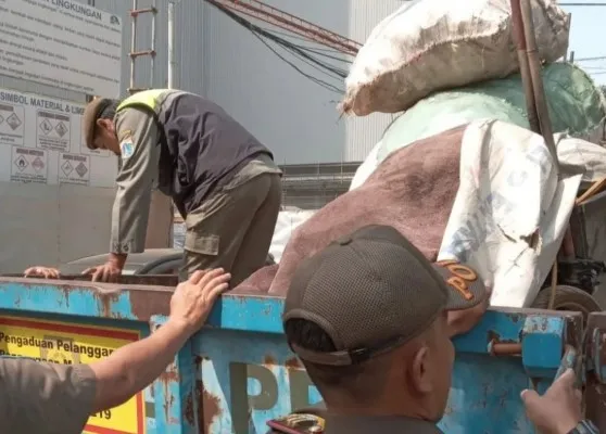 Satpol PP Jaktim mengangkut kompresor milik tukang tambal ban yang kedapatan menebar ranjau paku di Jalan MT Haryono. (Instagram/@rohim_saber)