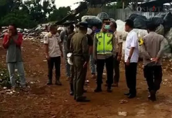 Petugas gabungan melakukan penyegelan kawasan Situ Rawa Badak yang dijadikan aktivitas pembuangan sampah dan puing secara ilegal pada, Rabu (8/6/2022). (Poskota/Istimewa)