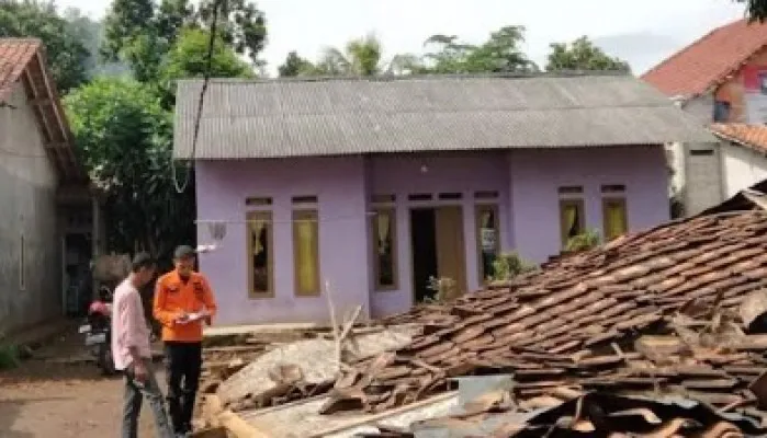 Satu rumah rutilahu di Ciseeng Bogor Ambruk.(Ist/dokumen  BPBD )