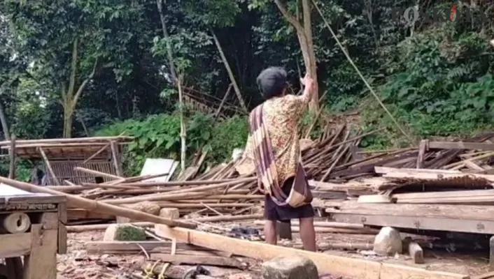 Warga menunjukan kondisi rumah yang sudah rata denhan tanah (yusuf)