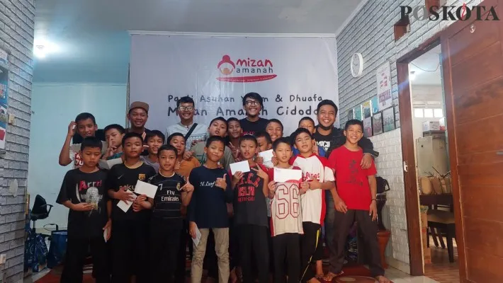 Balai Wartawan Palma menyalurkan santunan kepada anak yatim piatu di Panti Asuhan Mizan, Grogol Selatan, Kebayoran Lama, Jakarta Selatan. (Poskota.co.id/Pandi Ramedhan)