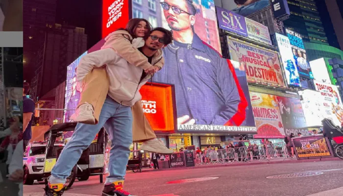 Denny Sumargo dan Olivia Allan Asik Joget TikTok di Times Square New York (Foto: @sumargodenny/Instagram)