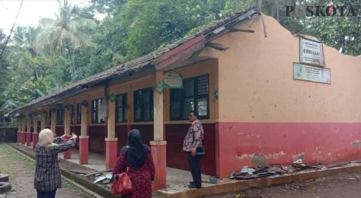 Kepala sekolah dan para guru SDN 4 Cilaja Pandeglang saat mengecek bangunan ambruk. (Samsul Fatoni).