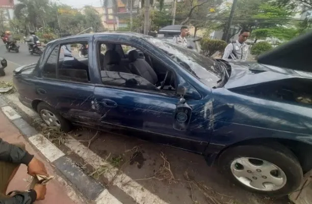 Kendaraan sedan ringsek usai kecelakaan di Bekasi. (Ist).