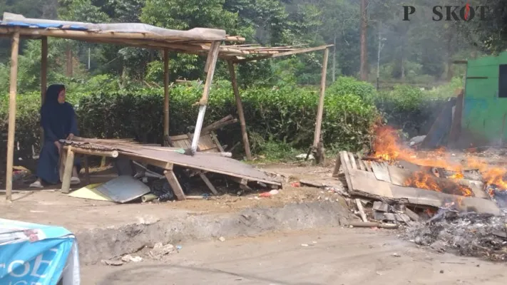 sejumlah pedagang di puncak Bogor bakar puing lapak dagangan (POSKOTA/ panca Aji)