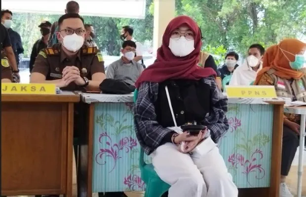 Seleb TikTok, Julia Eka Putri Istanti (18) atau  Juyy Putri saat sidang yustisi pelanggaran aturan PPKM COVID-19 di Kantor Kecamatan Bekasi Utara, Kamis (29/7/2021) (cr02)