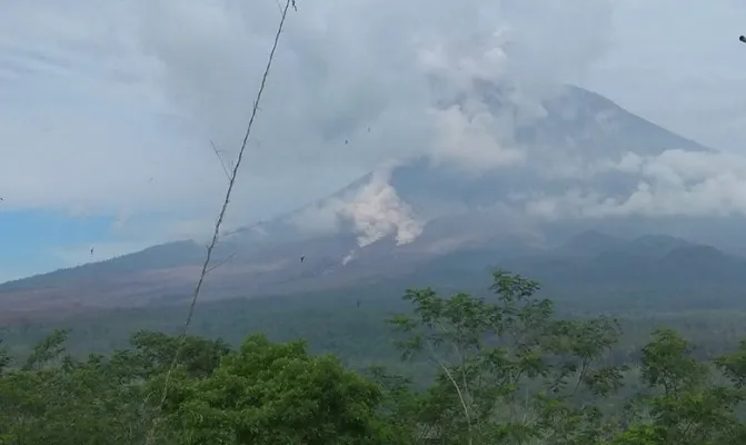 Gunung Semeru meletus lagi, semburkan awan panas mencapai 5.000 meter ke arah Besuk Kobokan dan Besuk Lengkong, Lumajang,Jawa Timur, Rabu (5/1/2022). (Foto/dokbnpb)