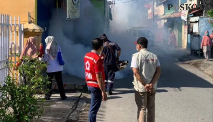 PMI Jakarta Utara menyemprot cairan insektisida di lingkungan Sungai Bambu, Tanjung Priuk, Jakarta Utara(6/4/2022).(CR06)