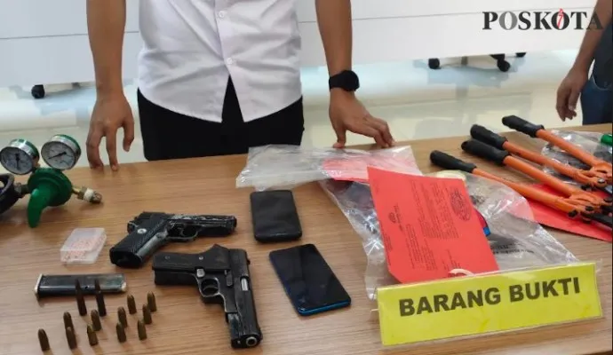 Barang bukti senjata rakitan dan airsoftgun milik komplotan pembobol brankas (yusuf)