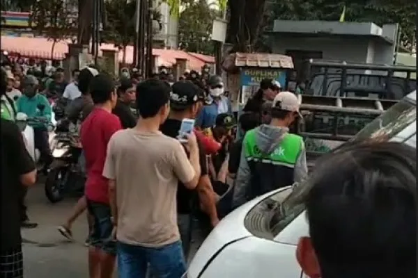 Seorang pemuda babak belur hingga pingsan dikeroyok massa saat kepergok curi motor.(tangkap layar)