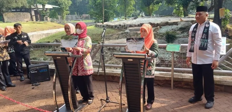 Ibu Pj Gubernur DKI Jakarta bersama Ketua Darma Wanita Provinsi DKI Jakarta Ibu Endang Joko Agus dengan Ketua Darma Wanita Persatuan Dinas Pertamanan dan Hutan Kota Provinsi DKI Jakarta, Ibu Shinthya Bayu Meghantara meresmikan pemberian nama kepada sepasang komodo.(Ist)