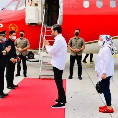 Sneakers Iriana Jokowi tampak mencuri perhatian saat ikut dalam kunjungan kerja. (Instagram/@jokowi)