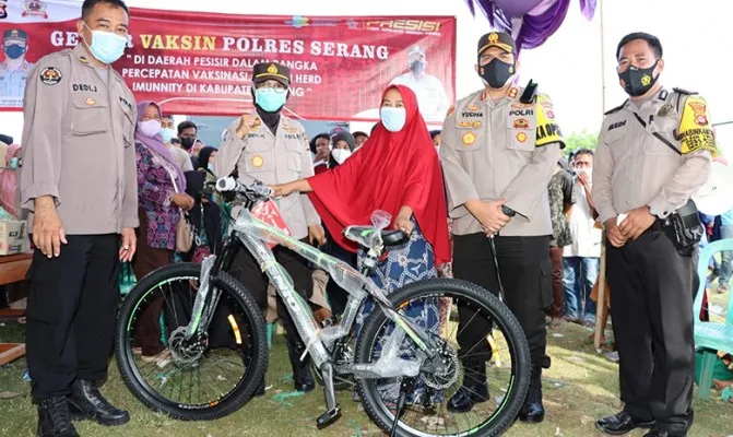 Usai divaksin, warga dapat bonus paket sembako, sepeda dan televisi, salah satunya Parokah usai menerima doorproze dari Kapolres Serang AKBP Yudha Satria. (Foto/polresserang)