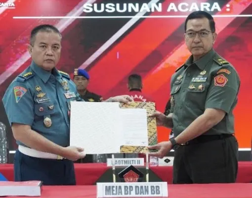 Ketua Tim Penyidik Puspom TNI Kolonel Laut (PM) Jemry Matialo, S.H. menyerahkan Tersangka, Berkas Perkara berikut Barang Bukti mantan Koorsmin Kabasarnas Letkol ABC kepada Kepala Oditur Militer Tinggi (Otmilti) II Jakarta Brigjen TNI Safrin Rahman, S.H., M.H. (Ist/Puspen TNI)