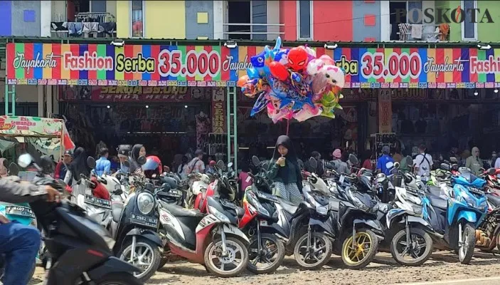 Salah satu pusat perbelanjaan serba 35 di Pandeglang dipadati pengunjung. (Foto: Samsul Fatoni).