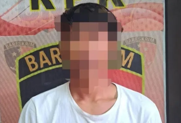 Tersangka MU alias Heri saat diamankan di Unit PPA Polres Serang. (ist)