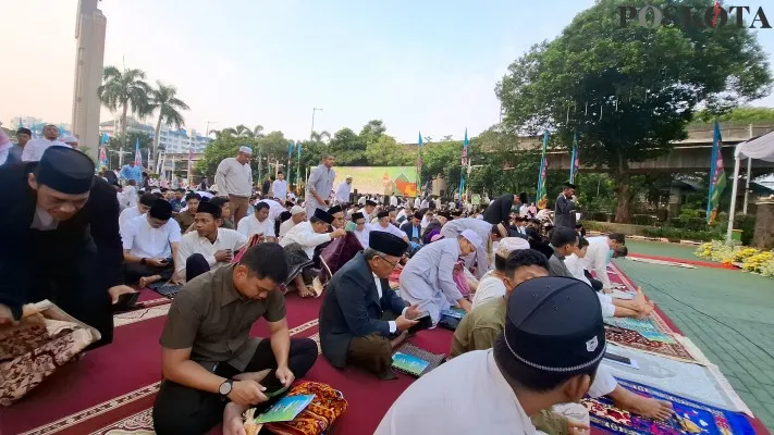 Sekitar ribuan jemaah melaksanakan Sholat Idul Adha di Lapangan Wali Kota Jakarta Selatan (Jaksel) pada Senin, 17 Juni 2024. (Poskota.co.id/Angga Pahlevi)