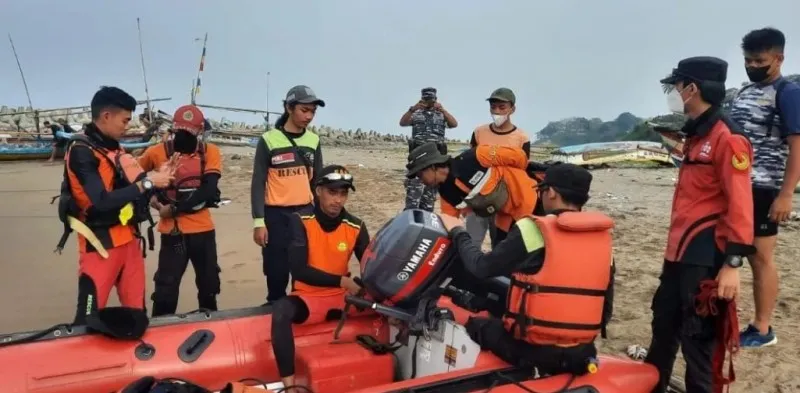 Tim Sar gabungan saat sedang melakukan pencarian korban terseret ombak. (Foto/Ist)