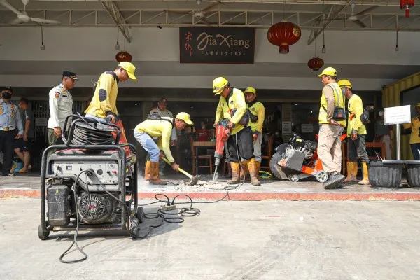 Foto: Petugas Pemprov DKI Jakarta pembongkaran ruko di Pluit, Jakarta Utara, yang memakan bahu jalan. (Ist.)