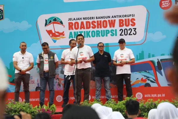 Sekda DKI Jakarta Joko menghadiri Roadshw Bus Antikorupsi di Bunderan HI. (humas DKI)