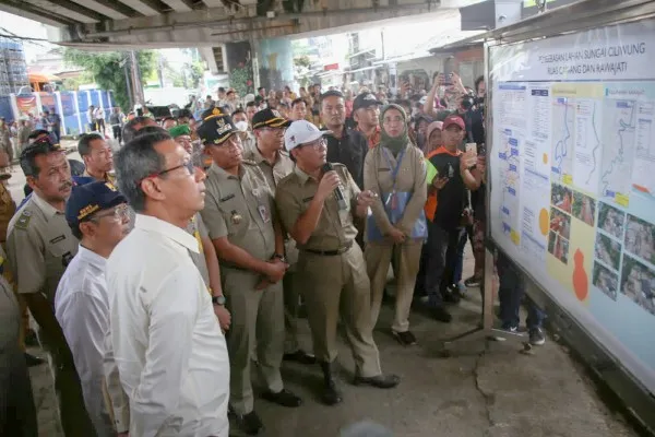 Pj GUbernur DKI Heru Budi Hartono saat meninjau lahan untuk dibebaskan di Kali Ciliwung, Jaksel. (Ist)