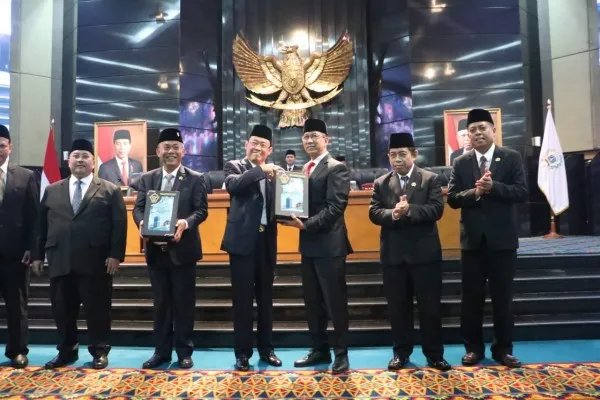 Foto: Pj Gubernur DKI Jakarta Heru Budi Hartono Kalungkan Syal Warna Biru, Sebut Raih 6 WTP Hasil Kerja Bersama. (Ist.)