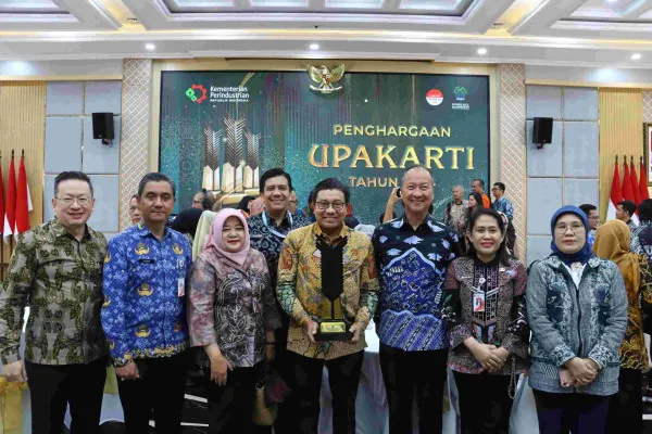 Foto: Pemprov Jakarta meraih penghargaan Upakarti 2024 dari Menteri Perindustrian RI Agus Gumiwang di Kemenperin, Jakarta Selatan, bentuk apresiasi kepada pihak-pihak yang berprestasi, berjasa, dan aktif dalam pembangunan, serta pemberdayaan Industri Kecil dan Menengah (IKM). (Dok. Kominfotik Jakarta)