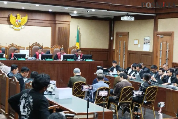 Enam terdakwa sedang menunggu tuntutan dari penuntut umum dari Kejaksaan Agung di Pengadilan Tipikor, Jakarta Pusat pada Senin, 9 Desember 2024. (Poskota/Ramot Sormin)