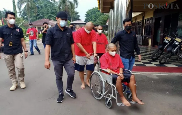Para pelaku pencurian mobil truk saat digiring petugas. (haryono)