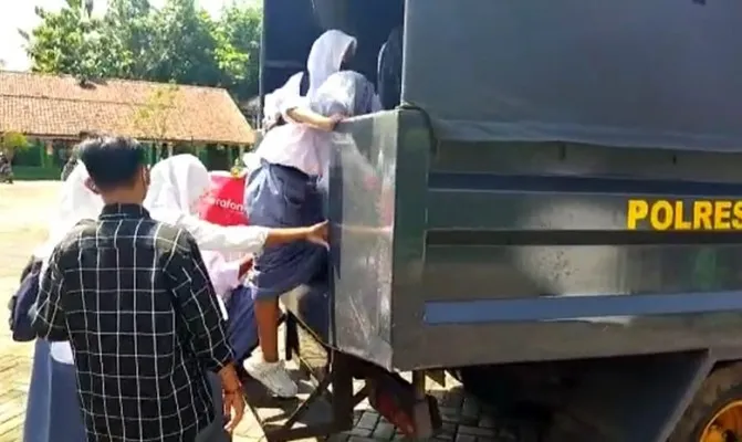 Siswa SMAN 1 Kalangnayar di jemput kepolisian menggunakan mobil Dalmas. (Foto/polreslebak)