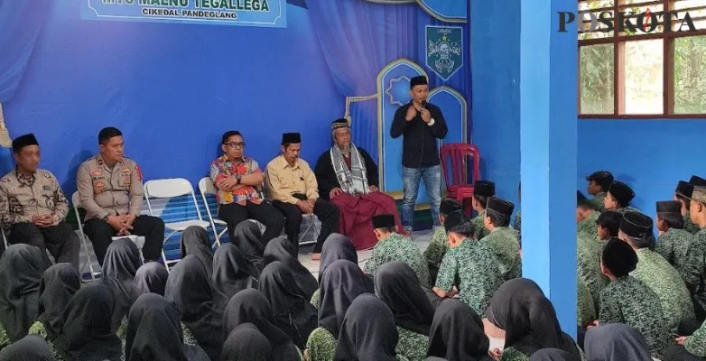 Camat Cikeudal Pandeglang saat memberikan arahan. (Foto: Samsul Fatoni).