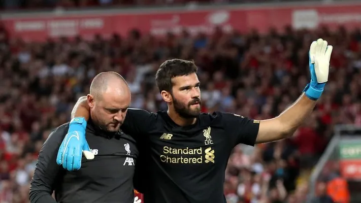 Alisson mengalami cedera hamstring saat melawan Man City di Liga Inggris. (Foto/Sky Sport)